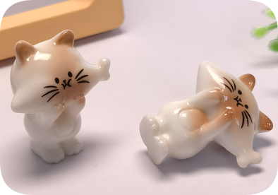 Ffiguryn Cath Ceramig Ciwt yn Dal Pysgod - Addurn Desg Cath Kawaii, Cerflun Anifeiliaid Bach ar gyfer Dangosfwrdd Car, Addurn Cartref i'w Gasgladwy